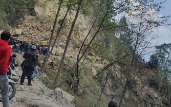 डडेल्धुराको साहुखर्कमा सुख्खा पहिरो खस्दा भीमदत्त राजमार्ग अवरुद्ध 
